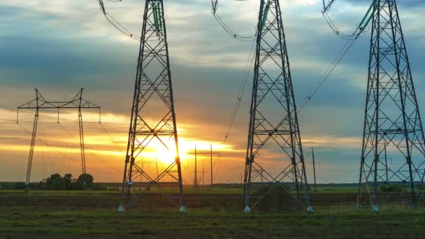 Přenos energie věže na pozadí západu slunce oblohy běžících mraků časová kola — Stock video