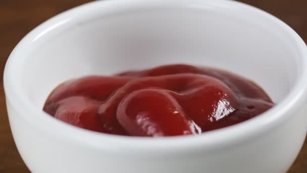 Il ketchup di pomodoro in una barca bianca ruota in cerchio. — Video Stock