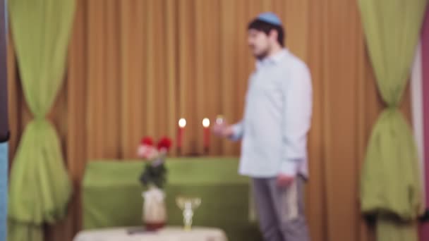 Before the chuppah ceremony, the Jewish groom is in the synagogue hall and makes kiddush for wine — Stock Video