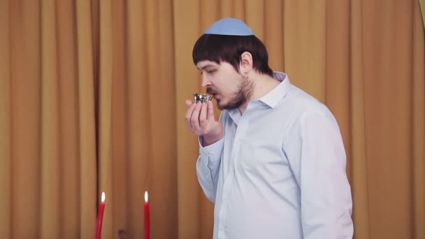 Prima della cerimonia di chuppah, lo sposo ebreo nella sala della sinagoga fa un kiddush per il vino. — Video Stock