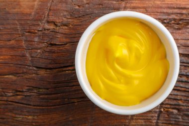 Ahşap bir masada peynir soslu beyaz sos tekneleri. Yatay fotoğraf