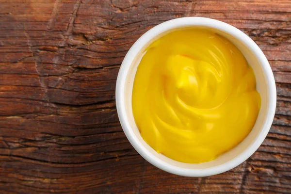 Ahşap bir masada peynir soslu beyaz sos tekneleri. Yatay fotoğraf