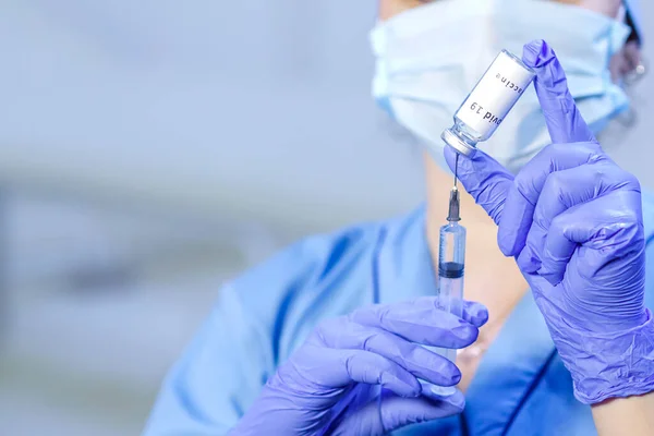 Een Arts Met Medische Handschoenen Een Masker Houdt Een Injectieflacon — Stockfoto