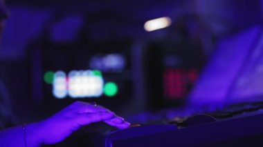 Mühendisin elleri, aydınlatma cihazı, konsoldaki aydınlatma cihazlarını kontrol eder..