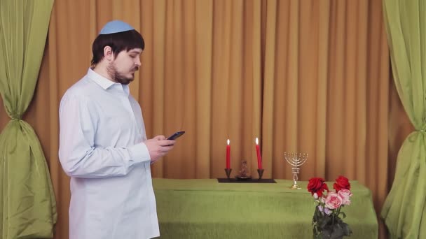 Przed ceremonią chuppah, żydowski pan młody w sali synagogi dzwoni na SMS-a przez telefon. — Wideo stockowe