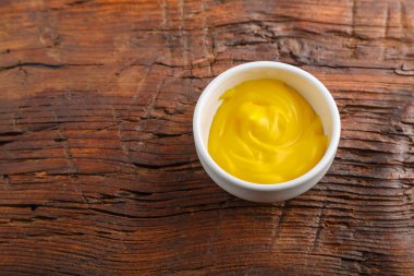 Ahşap bir masada peynir soslu beyaz sos tekneleri. Yatay fotoğraf