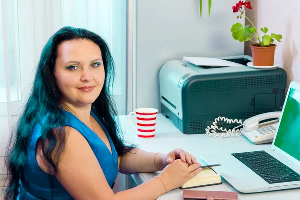 Een Brunette Joodse Vrouw Een Thuiskantoor Werkt Voor Een Laptop — Stockfoto