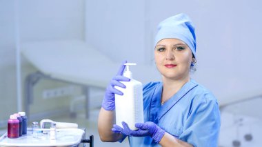 Eldivenli bir doktor elinde antiseptik tutuyor. Yatay fotoğraf