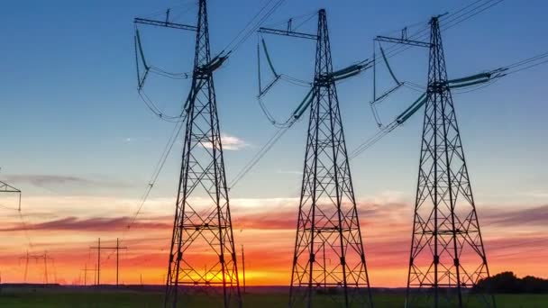 High-voltage line against the setting sun, panorama from right to left. time periods — Stok video