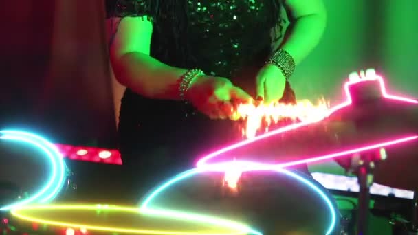 Une femme avec excitation joue sur les tambours étincelles volent électrifié — Video