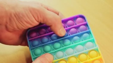 İnsan eli değince patlıyor. Stres önleyici kare baskı yapıyor.