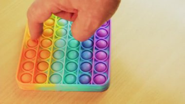 Oyuncak anti-stres gökkuşağı parmakları yuvarlak parçalar basın.