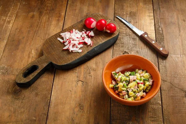 Kil Tabakta Salata Ahşap Bir Masada Tahta Üzerinde Turp Bıçağın — Stok fotoğraf