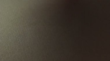 Parmakları tarafından sıkıştırılan kişinin ellerine anti-stres uygula..