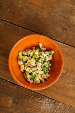 Okroshka, ahşap bir masanın üzerindeki kil kasede..