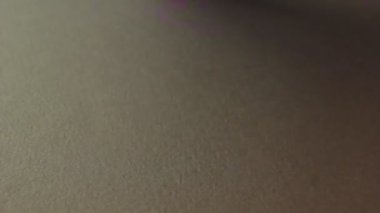 Patlatın. Yüzeyde, elin parmaklarıyla bastırılan bir baskı var.