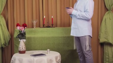 Çuppa töreninden önce, sinagogdaki bir Yahudi damat telefonla bir SMS çevirir.
