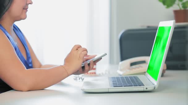 Femme prenant des photos sans type de visage sur le clavier de l'ordinateur portable dans le bureau à domicile — Video