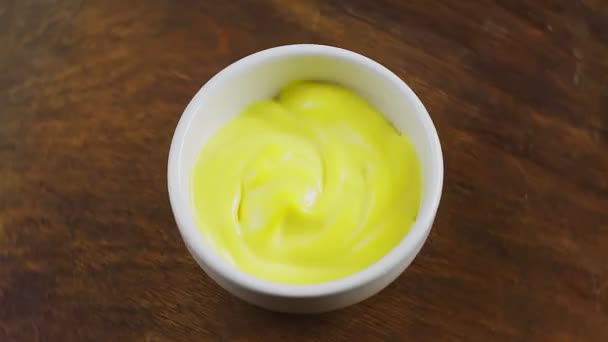 Salsa di formaggio in una barca di sugo bianco ruota in un cerchio. — Video Stock