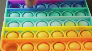 Patlatın. Yüzeyde, elin parmaklarıyla bastırılan bir baskı var..