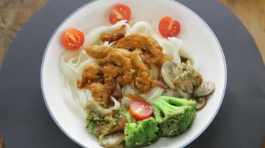 Üst Manzara Udon et ve sebzelerle Yakiniku sosuyla bir tabakta daire şeklinde dönüyor.