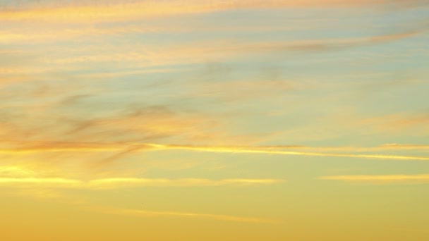 Time-lapse cielo tramonto con nuvole in esecuzione è dipinto in colore bordeaux — Video Stock