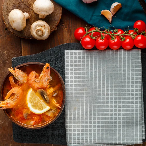 Sopa Inhame Tom Com Camarões Leite Coco Uma Mesa Madeira — Fotografia de Stock