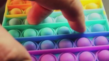 Elin parmaklarıyla bastırılan anti-stres uygula.