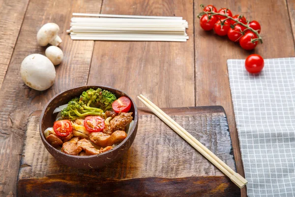 Udon Com Frango Molho Japonês Prato Conchas Coco Suporte Pauzinho — Fotografia de Stock