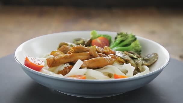 Um prato de udon com frango em molho yakiniku e legumes — Vídeo de Stock