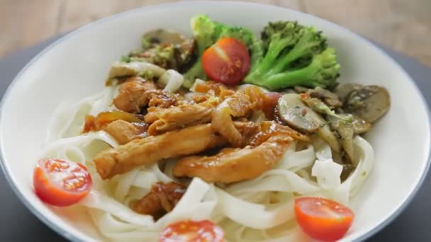 Un piatto di udon con pollo in salsa yakiniku e verdure si sta sgretolando in un cerchio. — Video Stock