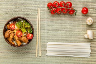 Japon soslu Udon, sebze ve yemek çubuklarının yanındaki tabakta yatay fotoğraf.