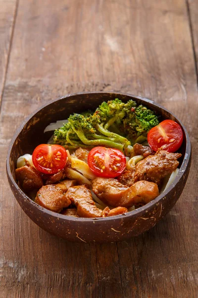 Udon Con Pollo Salsa Japonesa Plato Cáscaras Coco Una Mesa — Foto de Stock