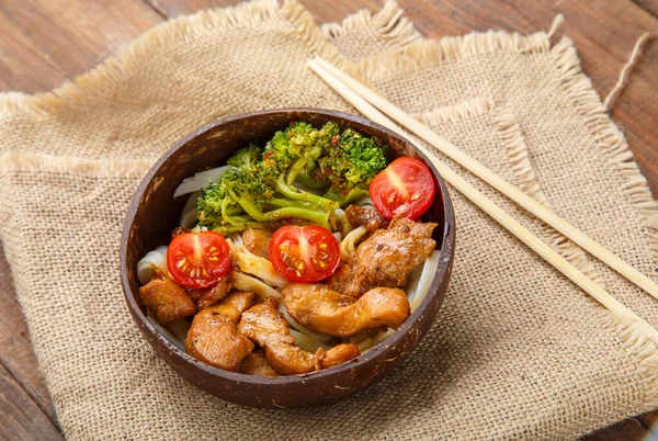 Udon Con Pollo Salsa Japonesa Plato Conchas Coco Una Servilleta — Foto de Stock