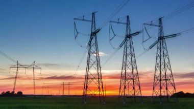 Batan güneşe karşı yüksek gerilim hattı, kamera yakınlaşmaları, zaman turları