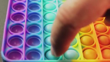 Parmaklarıyla bastırılan anti-stres uygula.