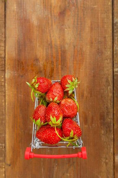 Fresh Large Strawberries Grocery Cart Vertical Photo — Stock Photo, Image