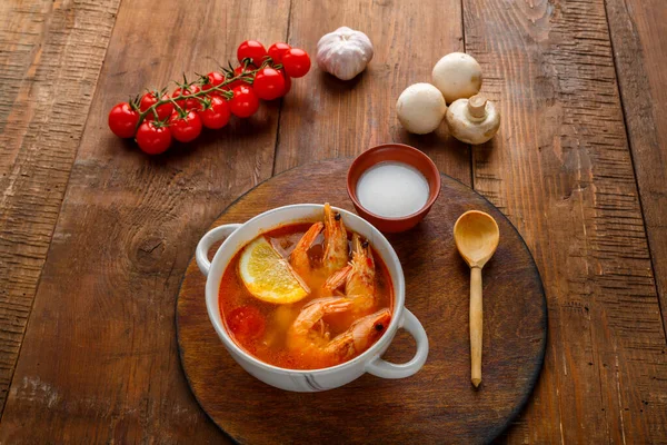 Sup Tom Yam Dengan Udang Dan Santan Kelapa Atas Meja — Stok Foto