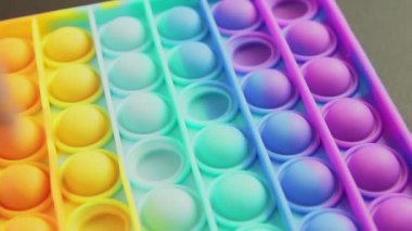 Patlatın. Yüzeyde, elin parmaklarıyla bastırılan bir baskı var.