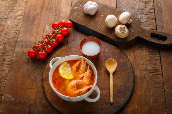 Tom Yam Soep Met Garnalen Kokosmelk Tafel Een Rond Bord — Stockfoto