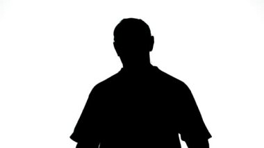 Beyaz bir arka planda adım adım yürüyen bir adamın silüeti..