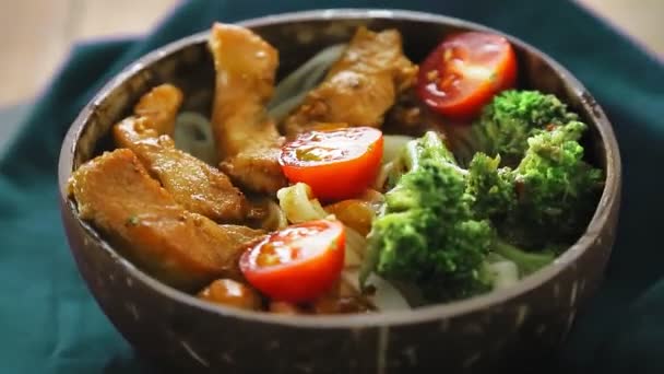 Talíř udonu s kuřecím masem v jakiniku omáčce a zelenině — Stock video