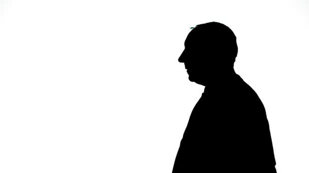 Silhouette eines Mannes auf weißem Hintergrund, der eine Pistole schießt. — Stockvideo