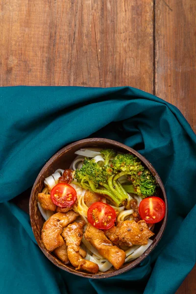 Pollo Udon Salsa Japonesa Plato Cáscaras Coco Una Servilleta Azul — Foto de Stock