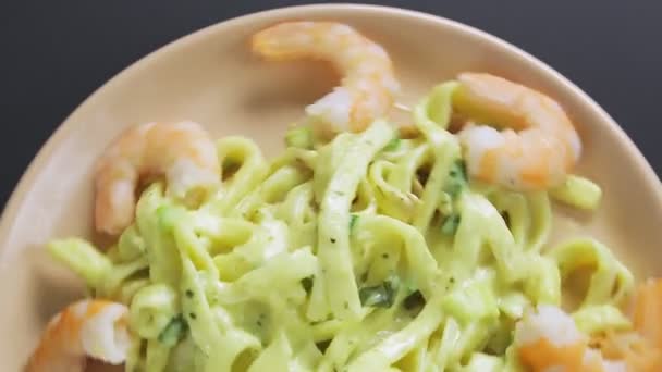 Part of a plate of spaghetti in a creamy shrimp sauce rotates in a circle. — Stock Video