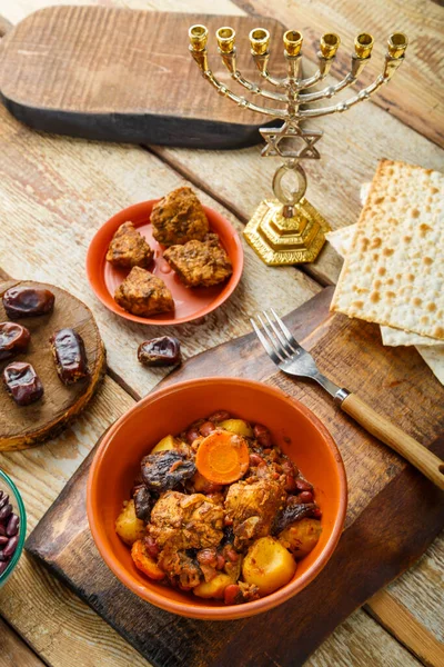 Prato Judeu Fechado Com Carne Uma Mesa Madeira Perto Matzo — Fotografia de Stock