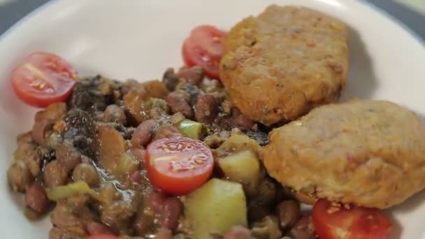 Patate arrosto e torte di pesce su uno stand nero ruotano in un cerchio — Video Stock