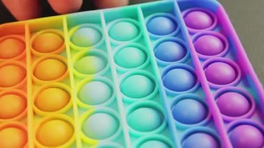 Parmaklarıyla bastırılan anti-stres uygula.