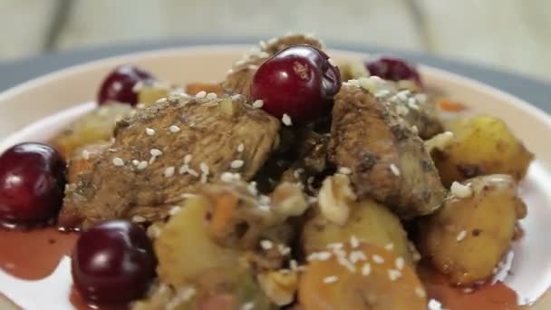 Židovská pečeně s kuřecím masem v třešňové omáčce zdobená třešněmi rotuje v kruhu — Stock video