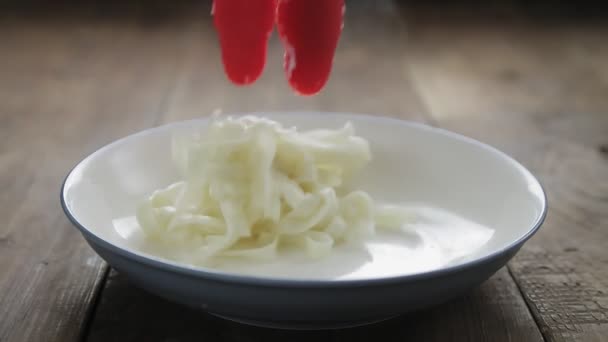 Pinças colocar o macarrão udon sobre a mesa com pinças. — Vídeo de Stock